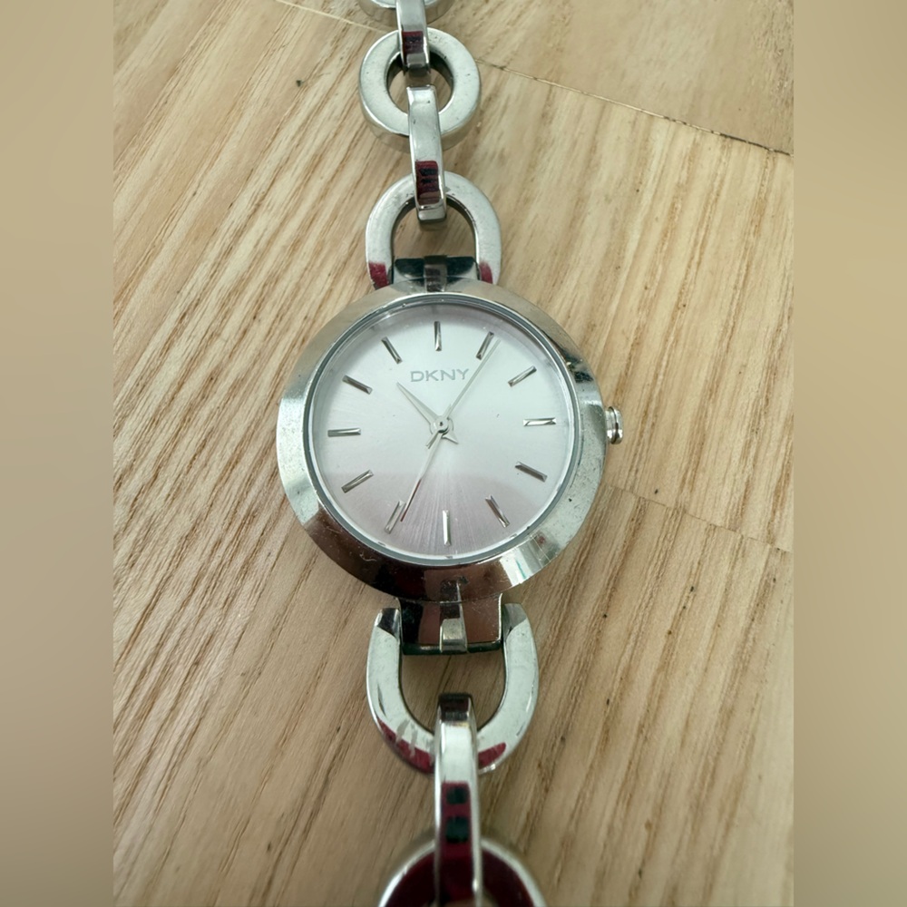 DKNY ladies stainless steel link bracelet watch NEW BATTERY